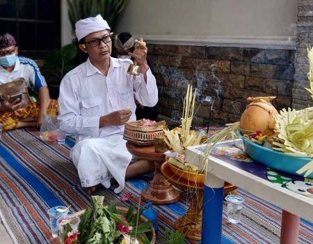 Pinandita Alit Wiryawan Mecaru di Rumah